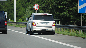 U krajnice v�t�inou stoj� luxusn� v�z.