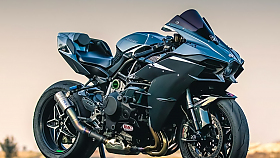 Tenisky Adidas a motorky Kawasaki Ninja