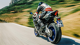 Nov� Kawasaki Ninja dost�vaj� pneu Battlax S22