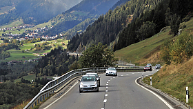 Vpravo jezd�me u� t�iaosmdes�t let
