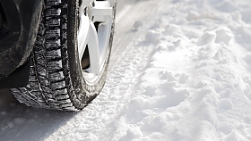 Nebezpe h na ledu. Na tom ernm zvl᚝