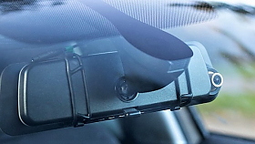 Kamera za oknem automobilu?
