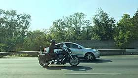 Automobilist� versus motork��i